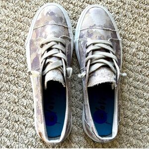 Stylish Kids' Sneakers in Beige and Gray